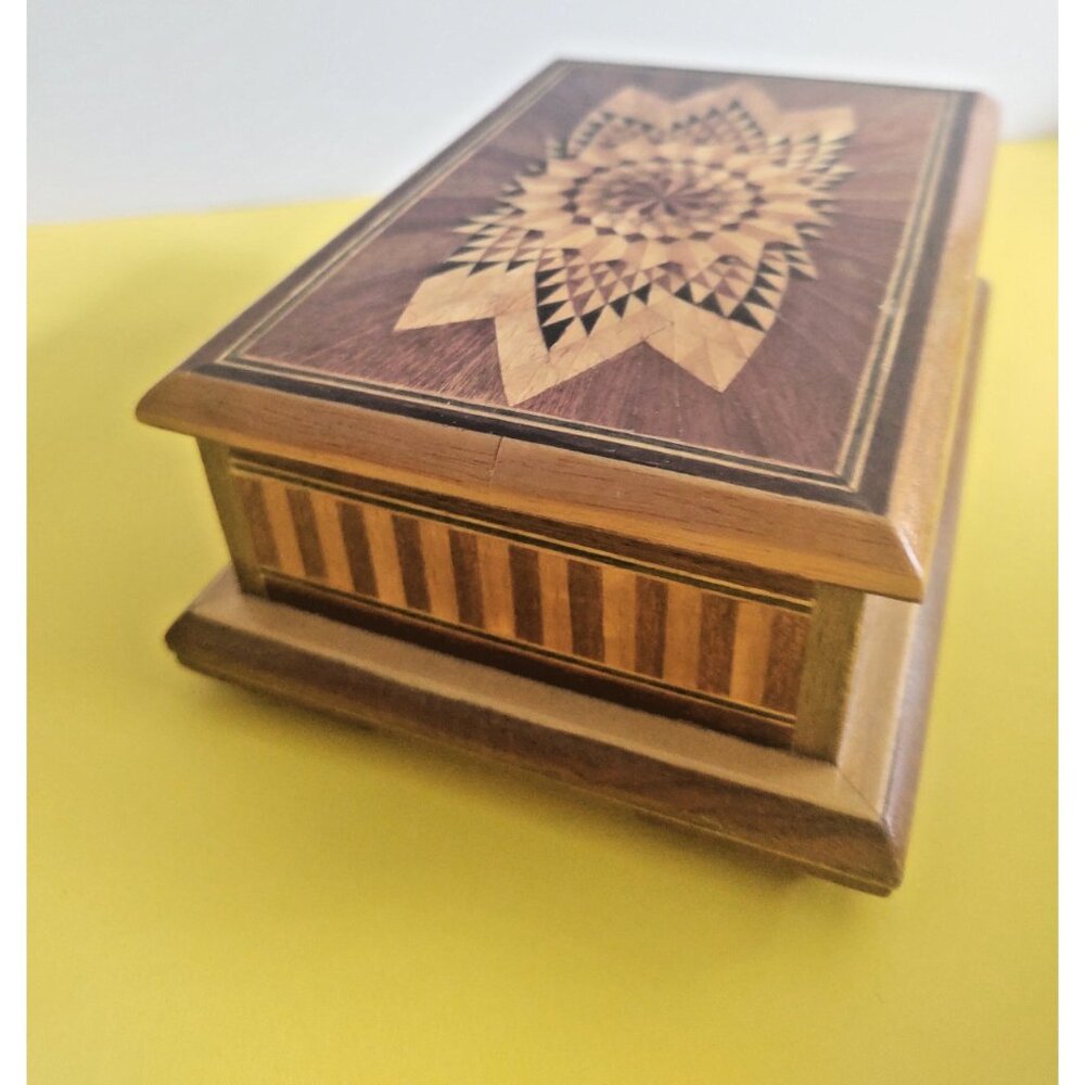 VINTAGE Wooden Decorative Box Inlaid  jewelry box felt insert 6.5" x 4.75"